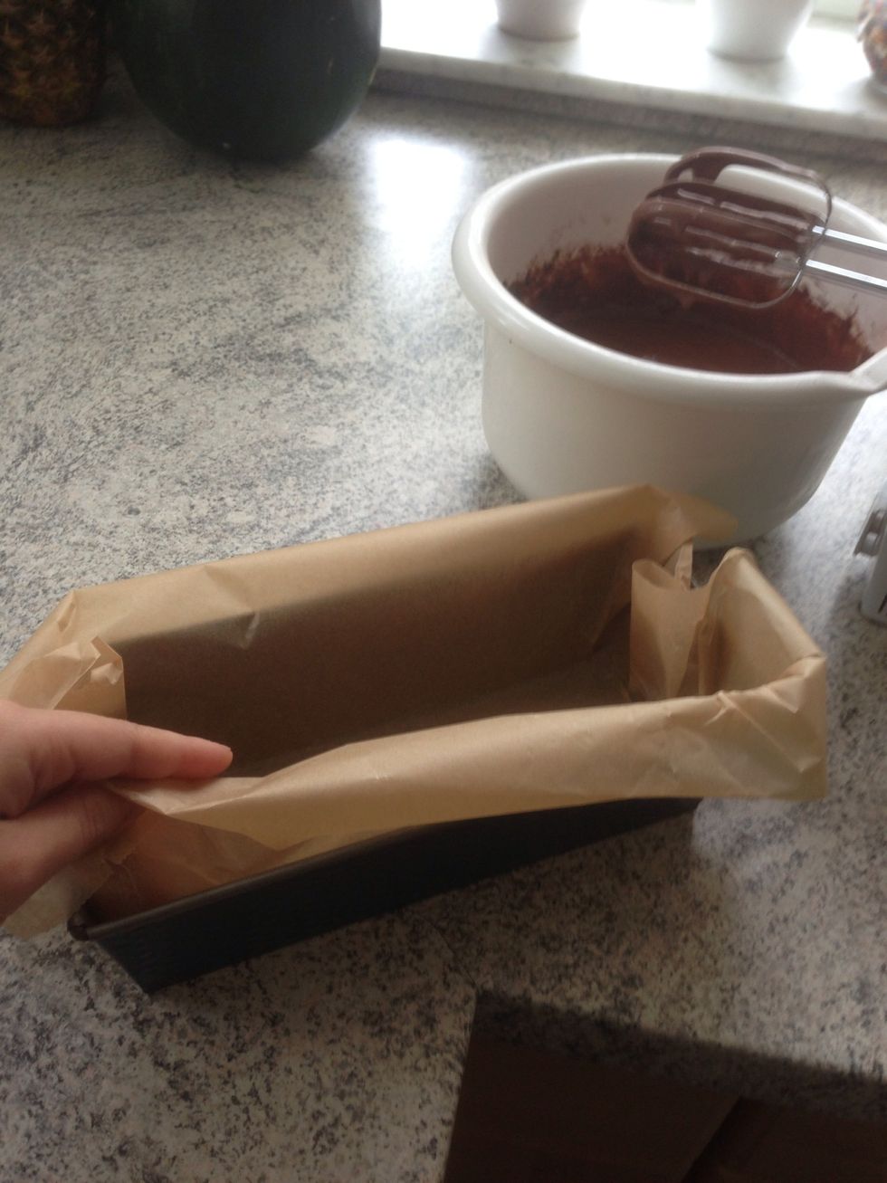 Take your baking dish and cover it with baking paper. It should look like this. Make sure that the paper overlaps the Form enough to pull out the cake at the end easily.