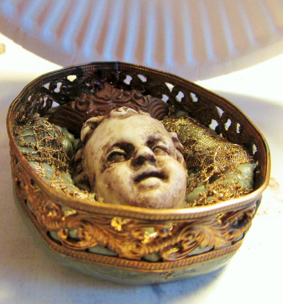 Take your soldered lamp banding and press down completly into the apoxy. Make sure to also press down into the apoxy sculpt your head, crown and lace. Cut away excess