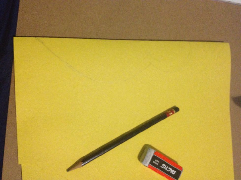Take your yellow paper, fold it in half and draw this shape on the folded edge.