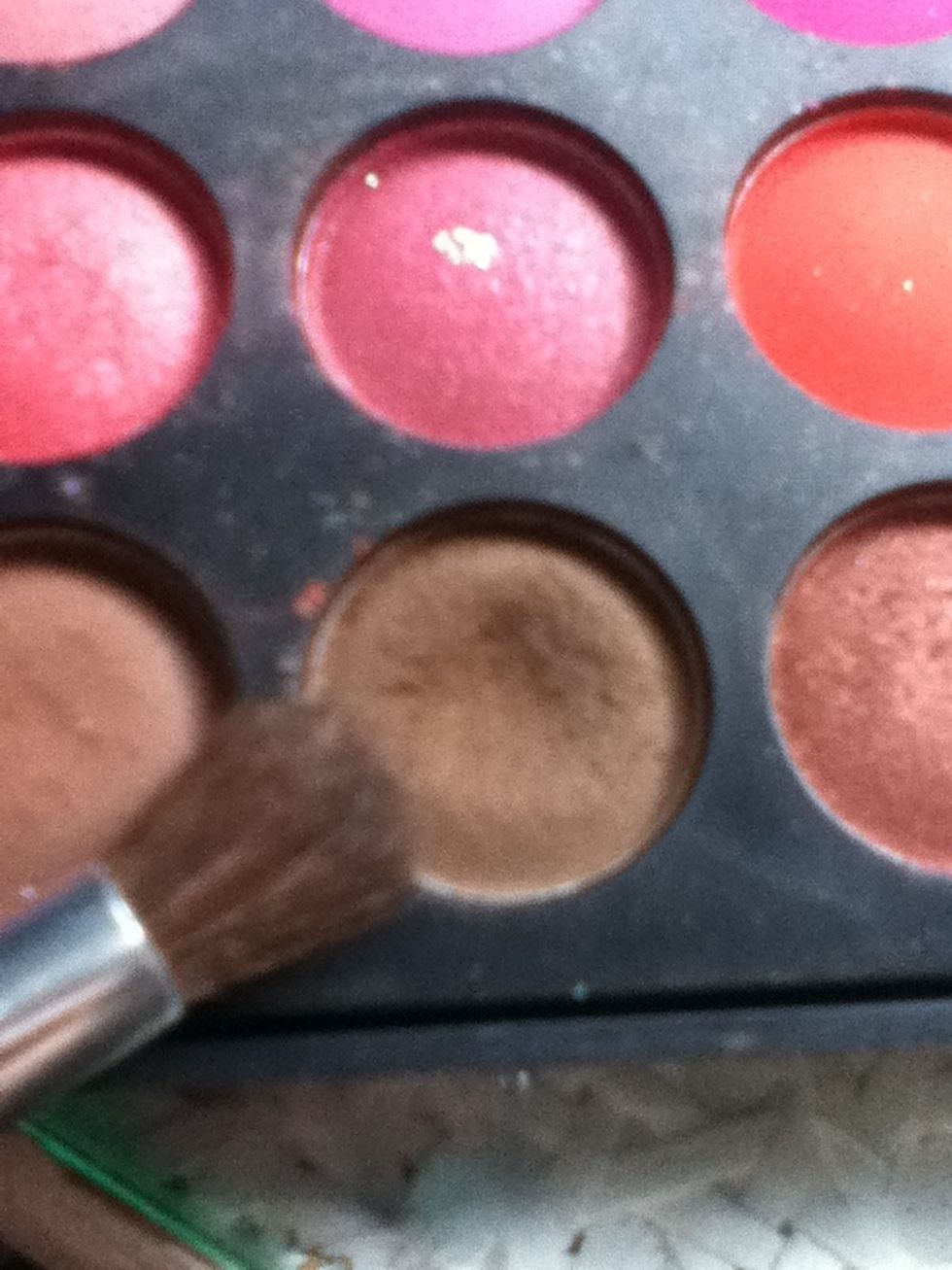 Taking a brown eyeshadow...