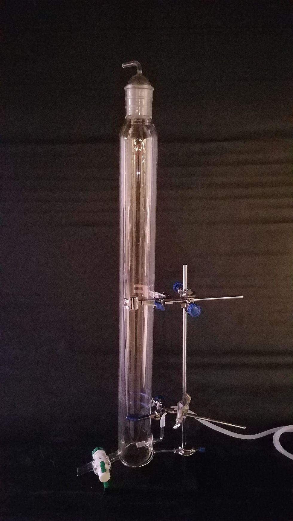 Taller glass vessels with narrower diameters are ideal. As the ozone bubbles through the oil. The bubbles will rise and build up which could easily overflow if not closely monitored.