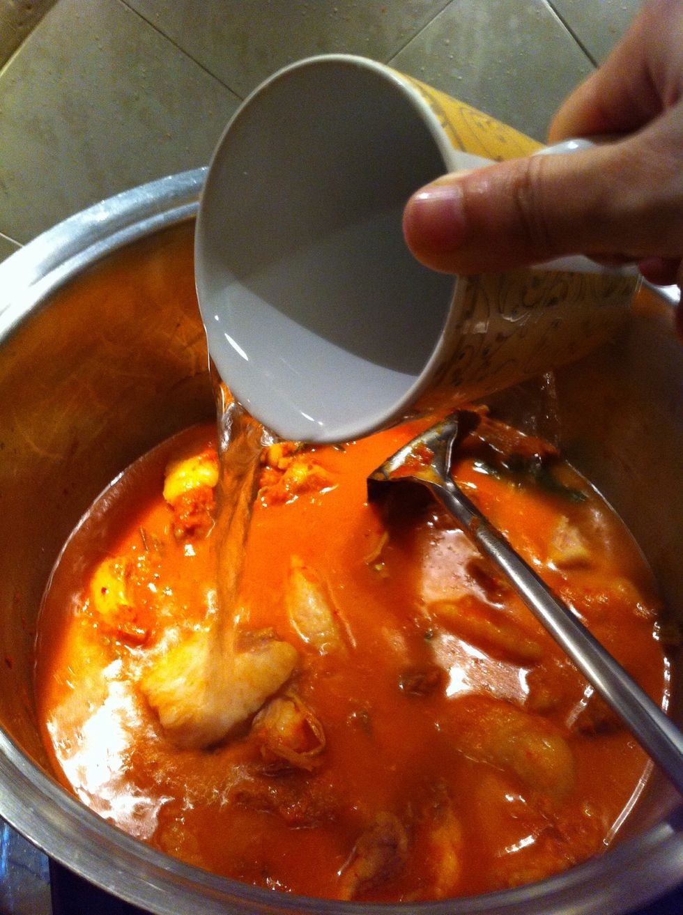 tambahkan air hingga daging terbenam