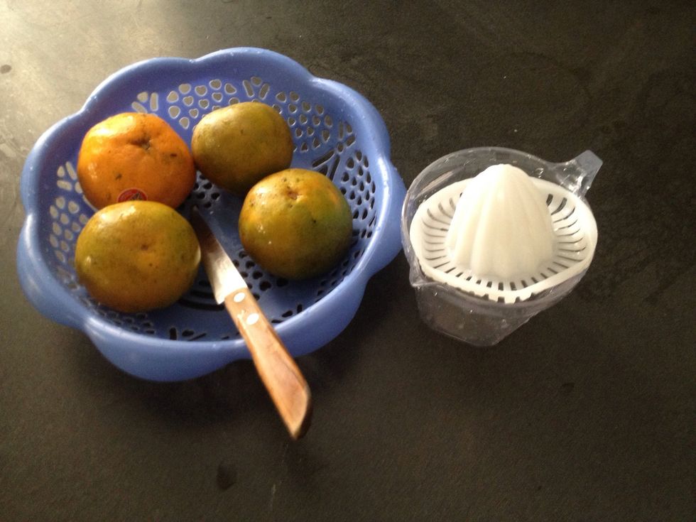 Tangerines and Juicer..!!\ud83c\udf4a Ps. Clean the tangerines to secure that the tangerines was clean..!!;))