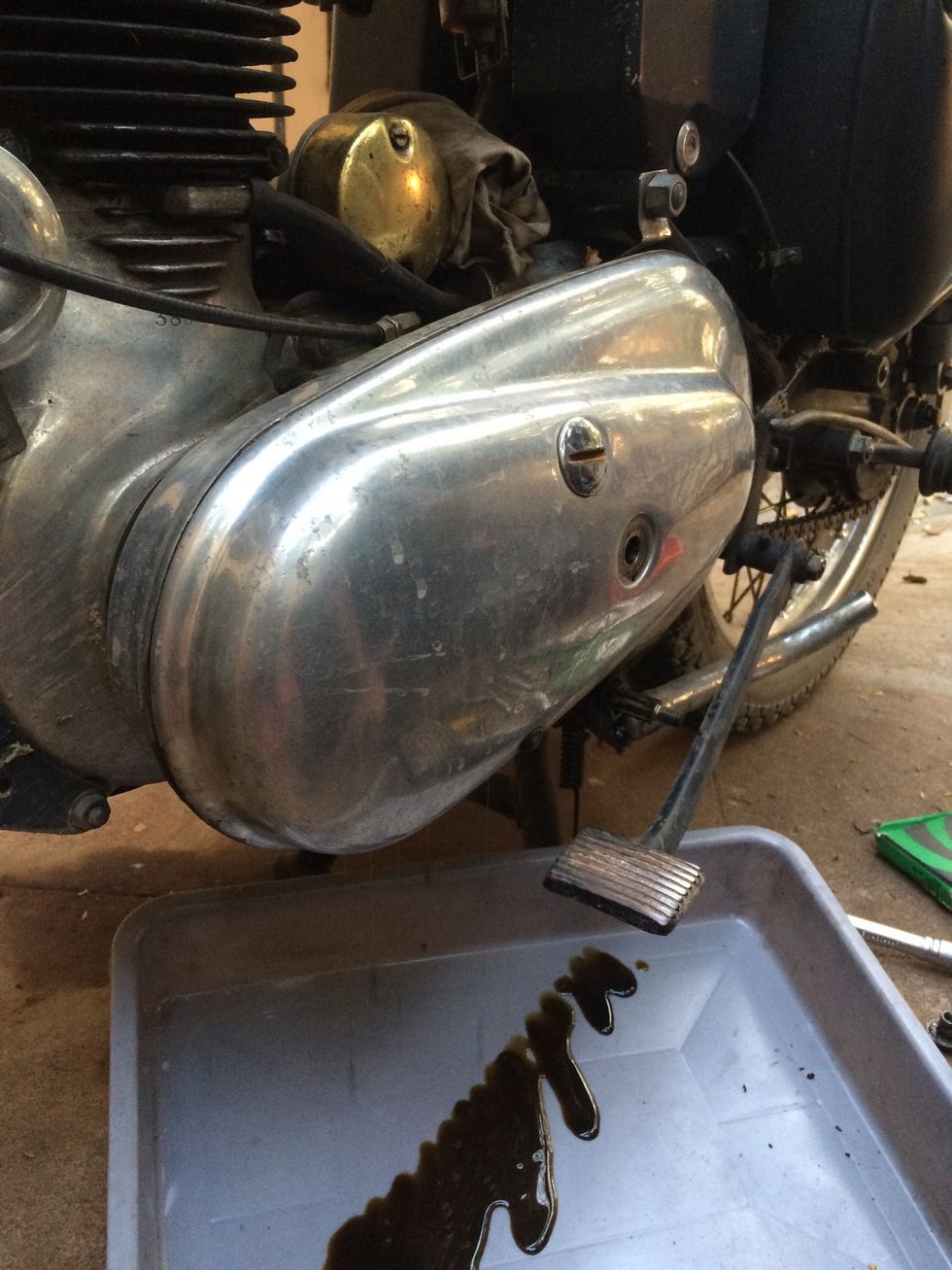 Tap on the edges of the primary case until it loosens and oil starts dripping out