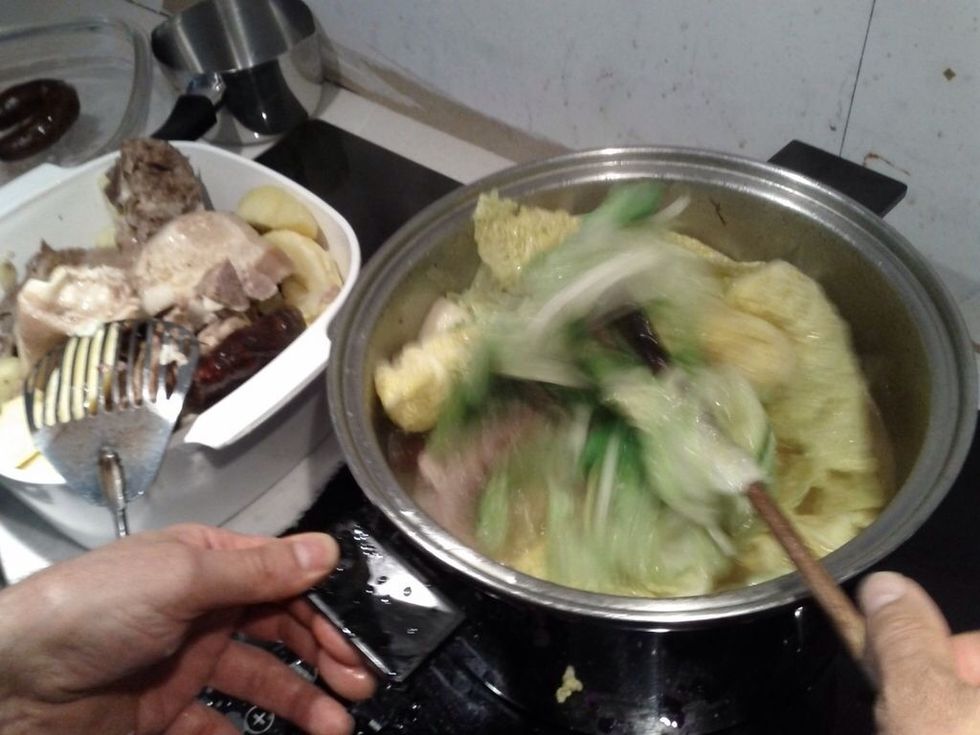 Tap the cabbage down.
