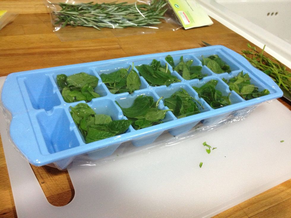 Tapa el invento con film transparente para que no se mezclen olores y d\u00e9jalo toda la noche en el congelador.