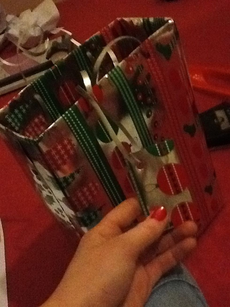 Tape or knot the tag onto one of the handles with some ribbon.