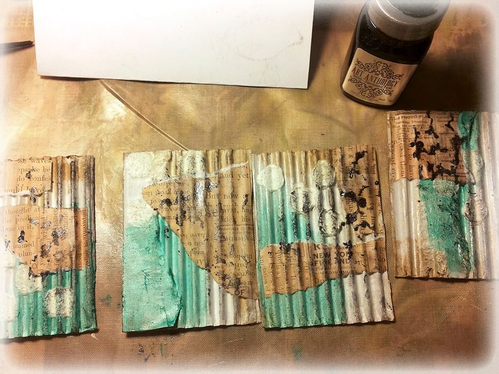 Tare off some pieces from your patterned paper and add it with Gel Medium. Add some texture with Art Antholog Sorbet "Black Leather Jacket" and the "Cracked" stencil.