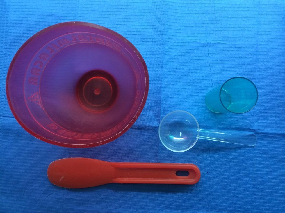 Taza de goma, espatula y cuchara medidora