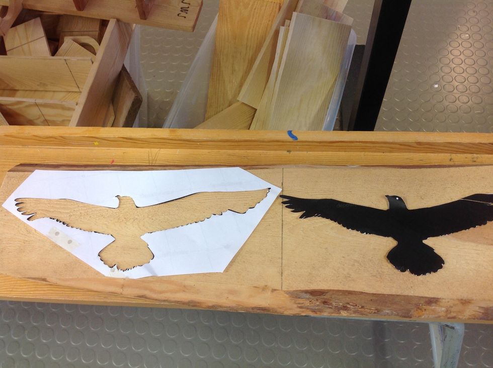 Tejpa fast ditt vita papper p\u00e5 br\u00e4dan s\u00e5 att du f\u00e5r silhuetten d\u00e4r du vill p\u00e5 br\u00e4dan. Var noga med att s\u00e4tta lite tejp under pappret ocks\u00e5 s\u00e5 att den ligger t\u00e4tt mot br\u00e4dan.