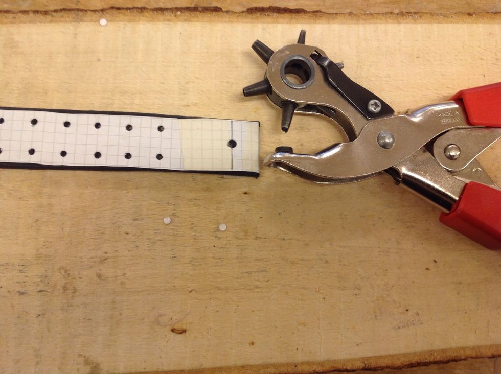 Tejpa fast mallen och g\u00f6r h\u00e5l.