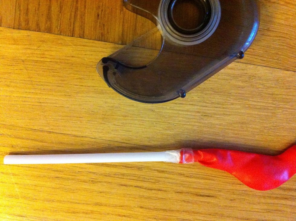 Tejpa fast sugr\u00f6ret i en ballong. OBS! Det m\u00e5ste sitta ordentligt tajt s\u00e5 att luften inte pyser ut.