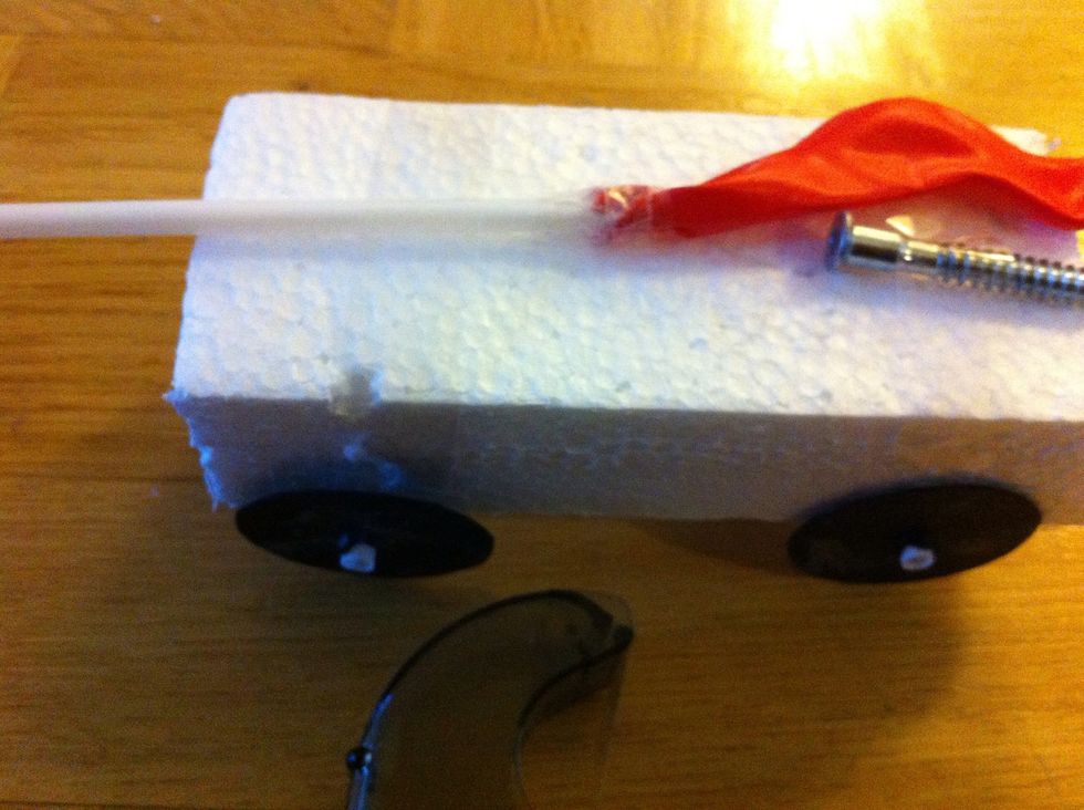 Tejpa fast sugr\u00f6ret p\u00e5 bilen.