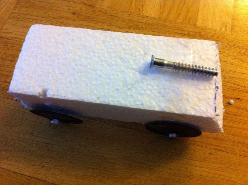 Tejpa fast tyngder p\u00e5 bilens nos. Annars \u00e5ker den inte fram\u00e5t. H\u00e4r anv\u00e4nder jag en skruv som tyngd.