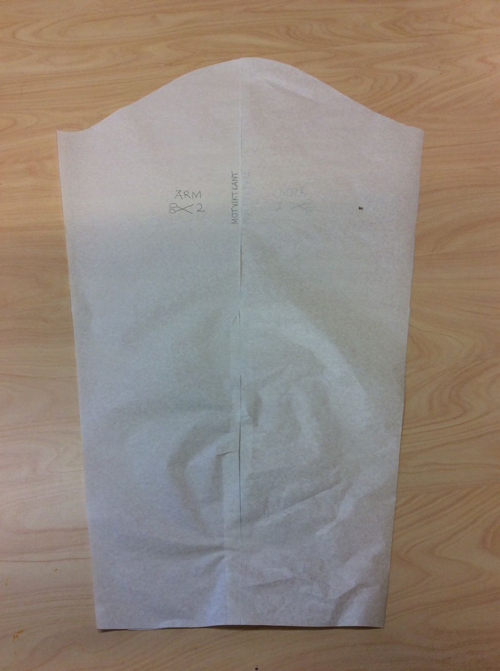 Tejpa ihop de 2 \u00e4rmdelarna till en bit.