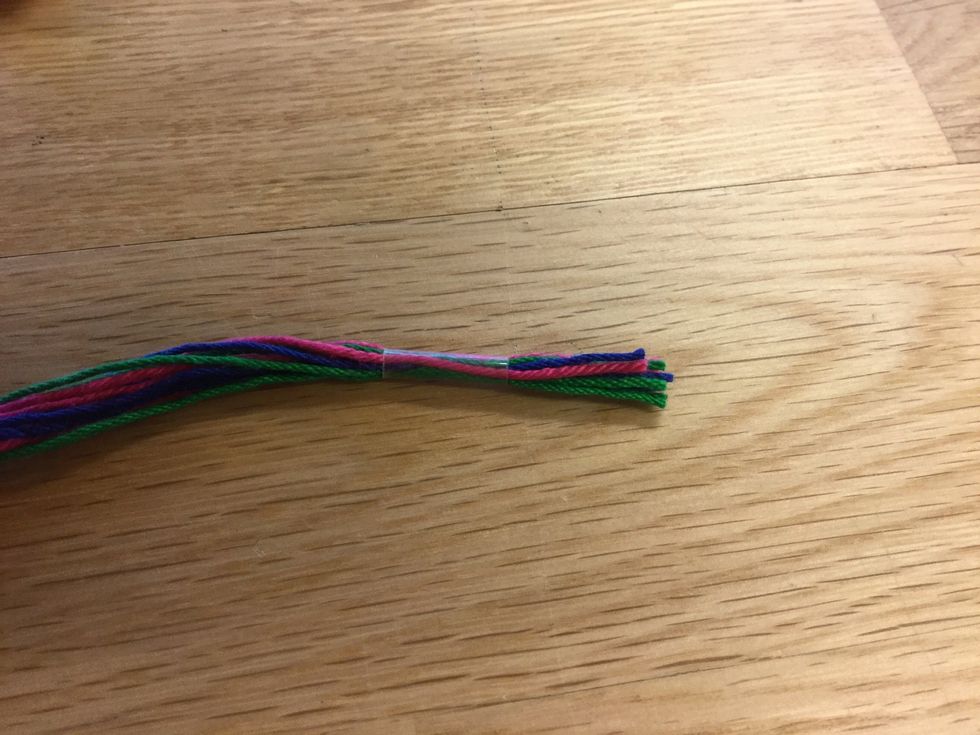 Tejpa runt garnet, f\u00f6rs\u00f6k dra \u00e5t tejpen lite.