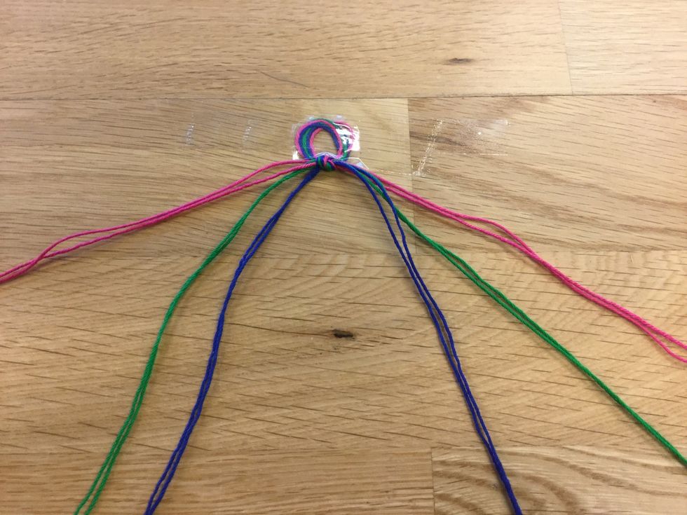 Tejpa upp \u00f6glan p\u00e5 ett bord enligt bilden.