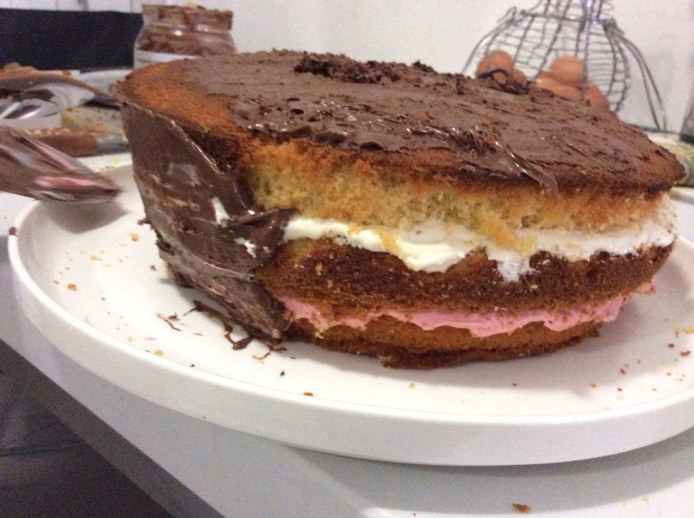 Tenemos un chif\u00f3n cortado en 3.Hice frosting Philadelphia creo que es muy f\u00e1cil de hacer hay muchas gu\u00edas de este..Lo pinte de 2 colores y lo puse en medio.