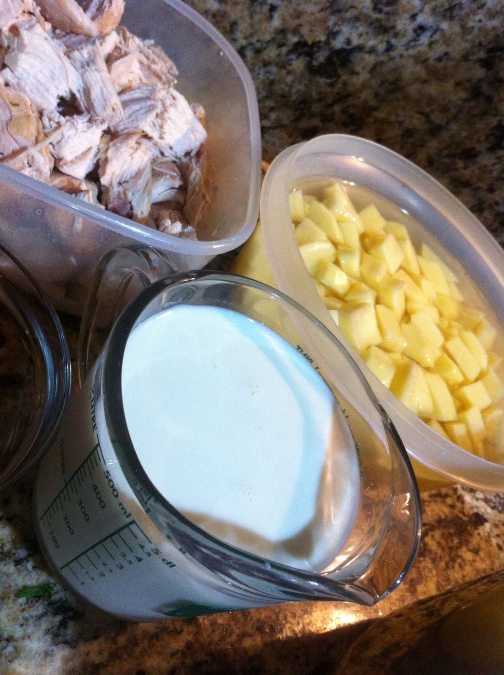 Tener todos los ingredientes a la mano. Las papas cortadas en cubos de 1,5x1,5 aproximadamente. La leche colocada en un recipiente adecuado para luego vertir a la olla!