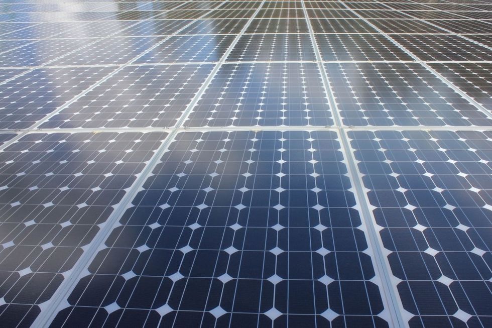 Teori: N\u00e5r en foton fra solens str\u00e5ler rammer solcellen, sl\u00e5s en elektron mellem N- og P-typerne l\u00f8s. Ved netop bev\u00e6gelserne af elektroner bliver den elektriske sp\u00e6nding - og derved str\u00f8m - dannet