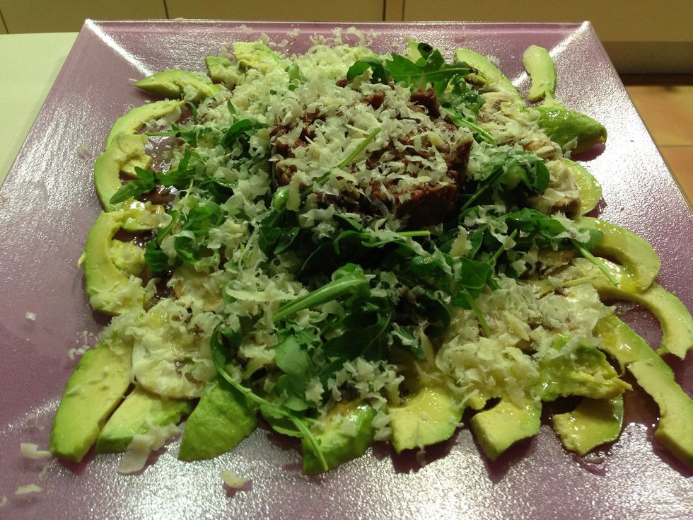 Terminar el emplatado; A\u00f1adir un poco de rucula alrededor. Parmesano rallado. Sal maldon, pimienta, un poco de aceite de guindilla y vinagre de modena.