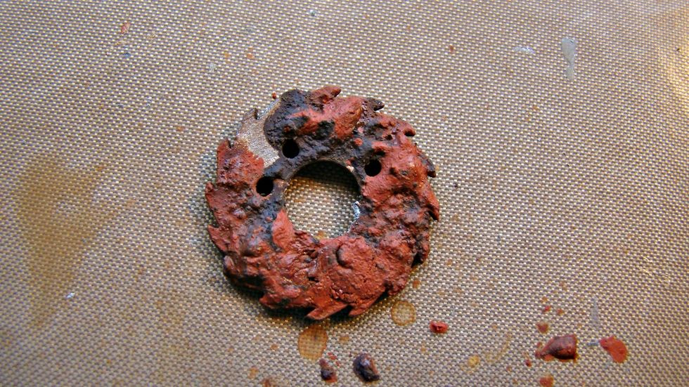 Terracotta colored paint mixed again with sand and using my finger I swiped it on top. Then spritz it with water, very important because it blends the two colors for more realistic rusty look. Dry