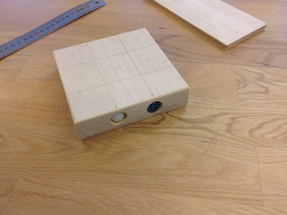 Testa att kulorna f\u00e5r plats. Borra sen d\u00e4r du ritat kryssen.