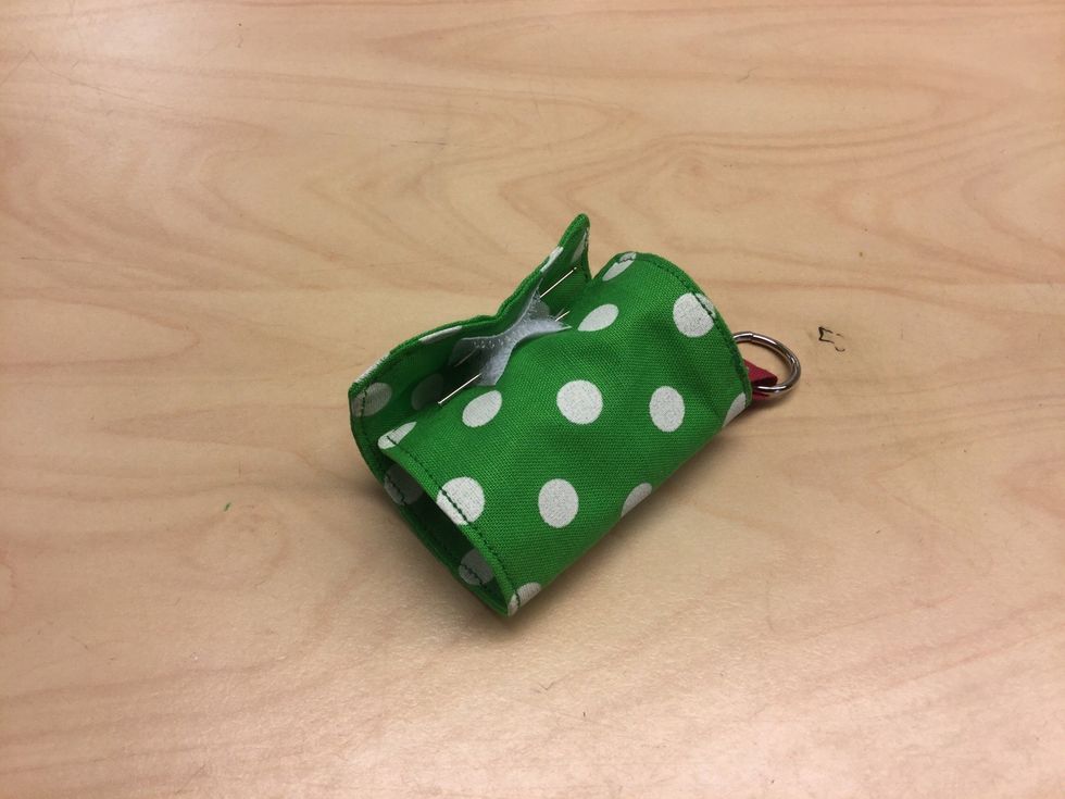 Testa s\u00e5 att kardborrebanden sitter p\u00e5 r\u00e4tt st\u00e4lle.