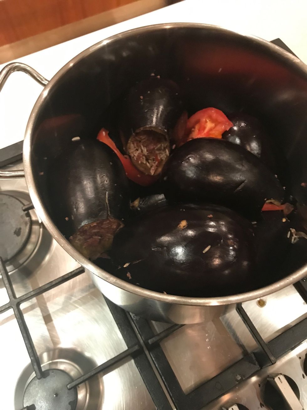 Than add the 7 stuffed aubergines on top of the tomatoes