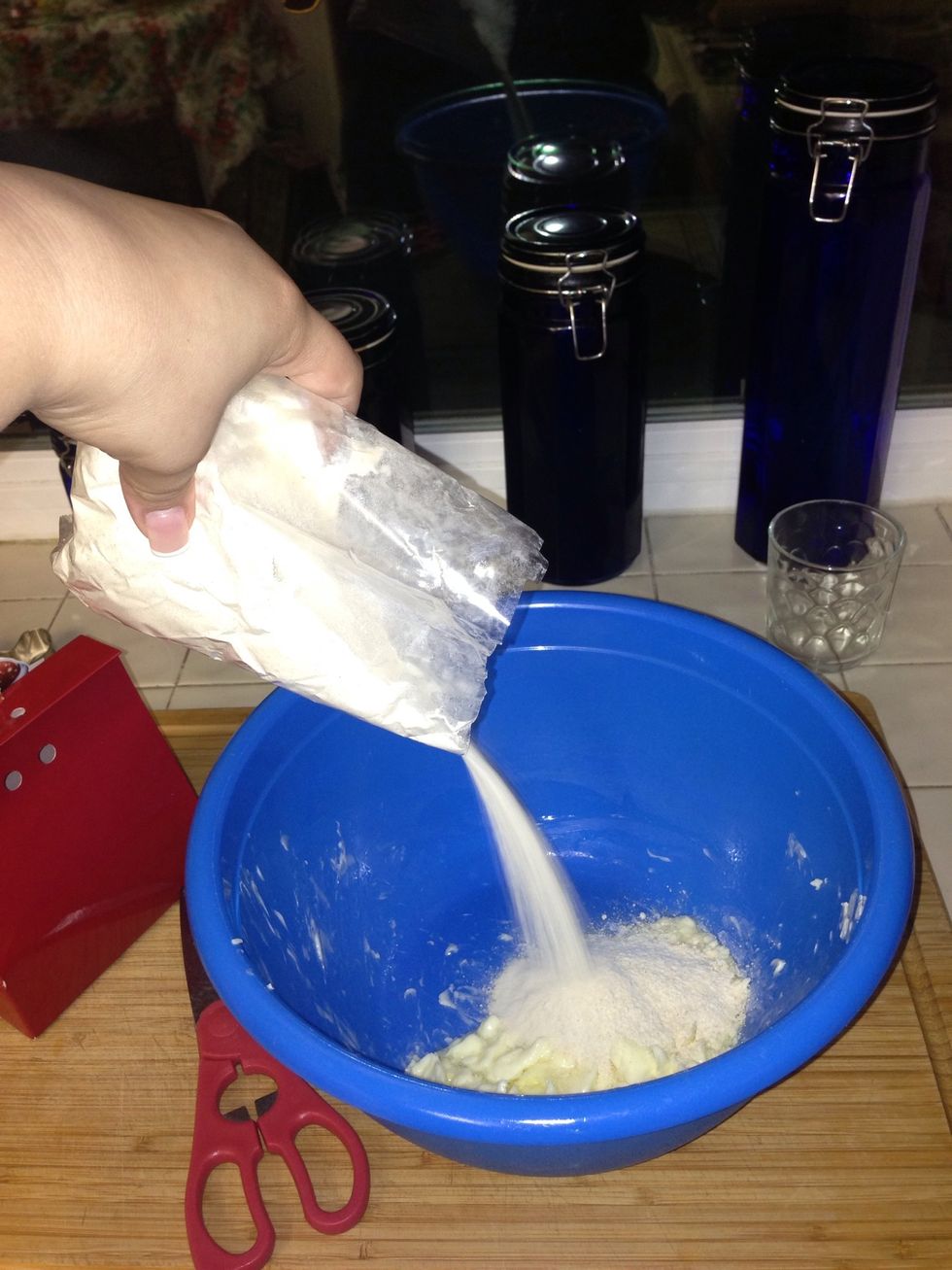 Than add the gingerbread mix into the butter and egg white.