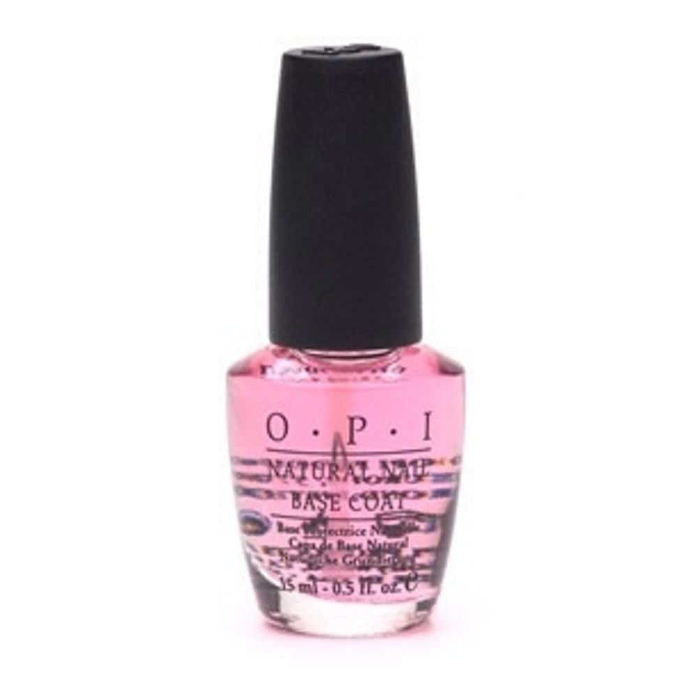 Than take a base coat and apply this over all of your nails. A base coat helps prevent your nail polish stain your nail. It helps them from becoming discolored and unhealthy.