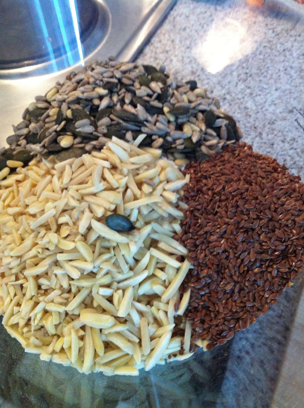 That should then be in your mixing bowl: oats, almonds cuts and pieces, coconutshreds, sunflower seeds, pumpkin seeds, flaxseed, cinnamon, nutmeg.
