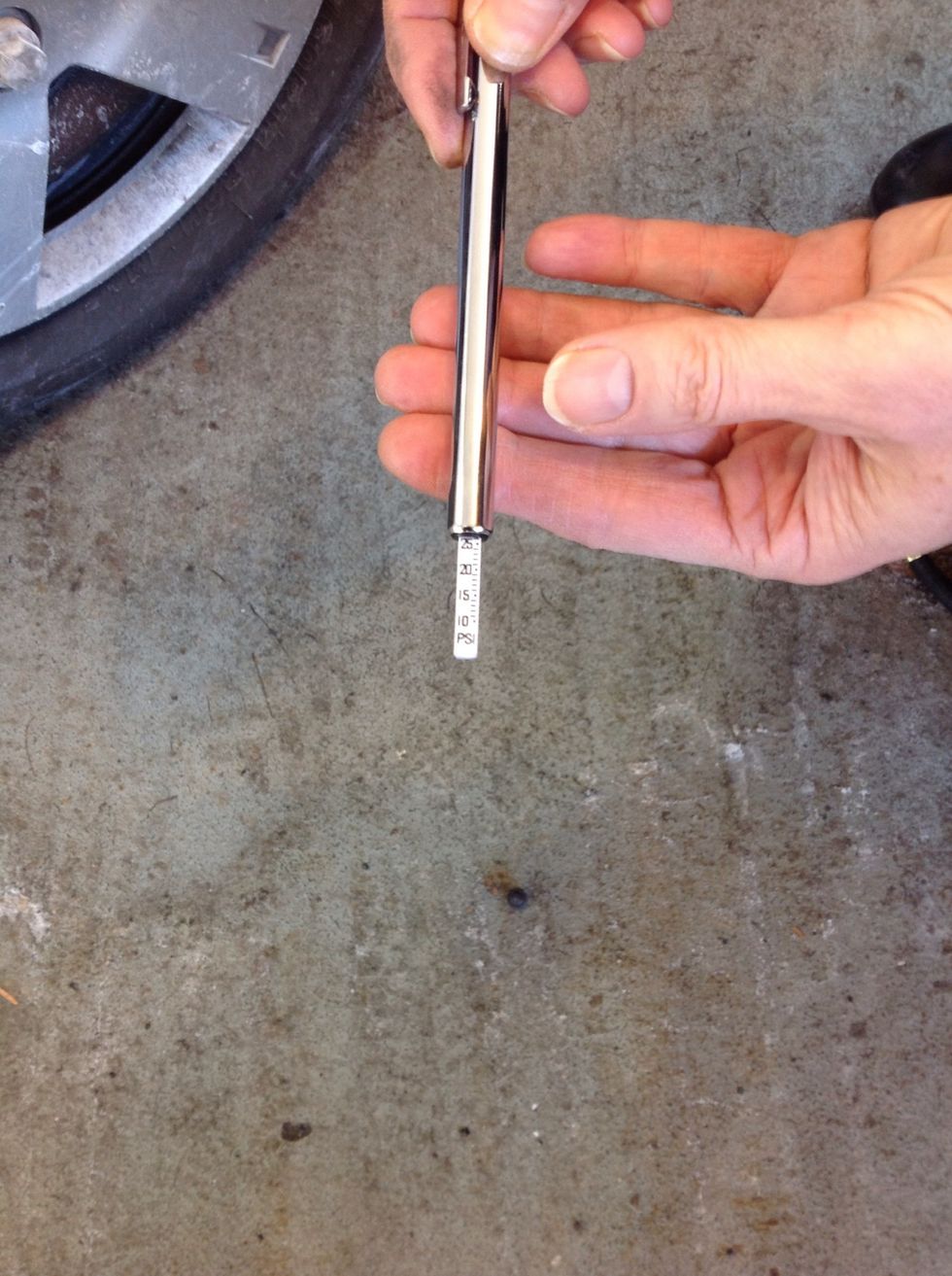 The alternate gauge also reports that the tire pressure is too low.