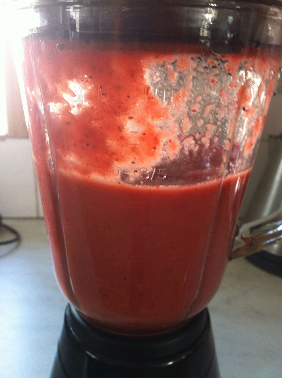 The amount of water depends on what fruits and vegetables you choose. I added about 4 dl of water, it can't be too thick because then it won't become juice.