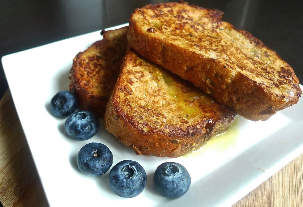 The baking cooks the custard inside the bread and gives it an unbelievable texture. The outside on the other hand is crispy and golden. This gives a truly amazing french toast experience.