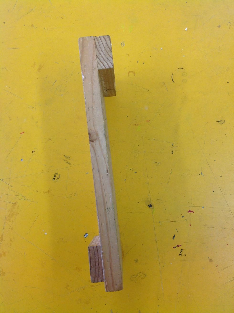 The bench hook has 1 guard on each side. The bottom guard hooks onto your workbench and the top one is used to precisely hold your Lino.