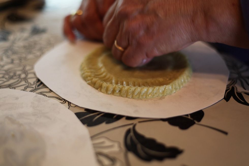 The best way is to Cut some baking paper disks to guide you. We just used normal A4 recycled paper.