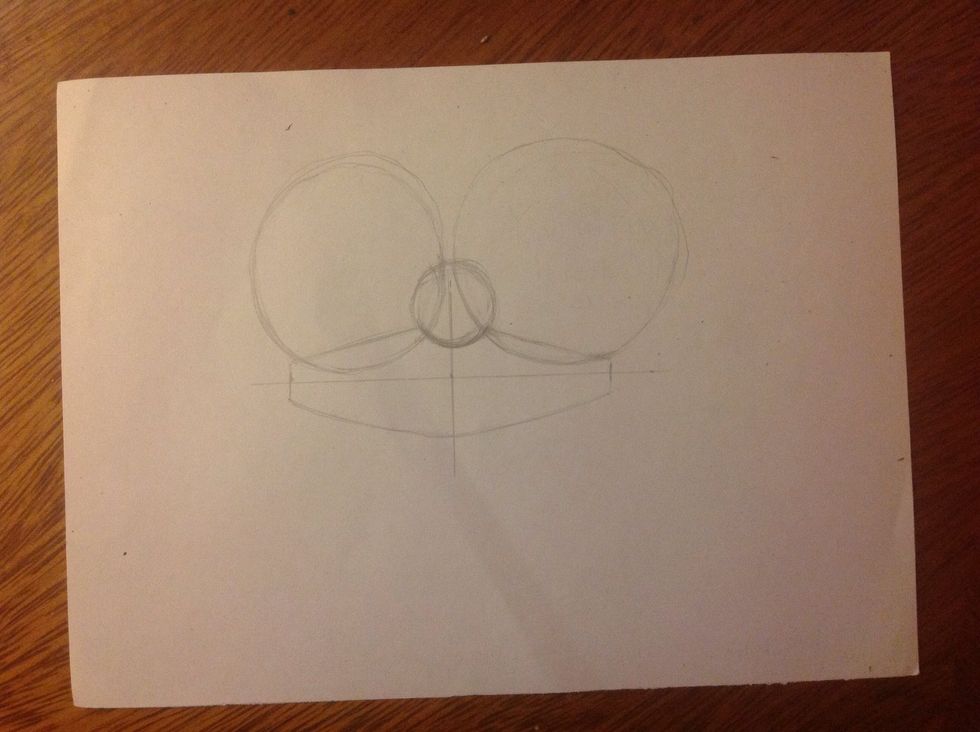 The best way to shape the upper lip is with circles. Draw it softly because you are going to erase it. Draw the circles as shown in the picture. The contours will serve to draw the angled profile.