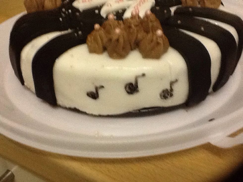 The black notes with the black cake pen