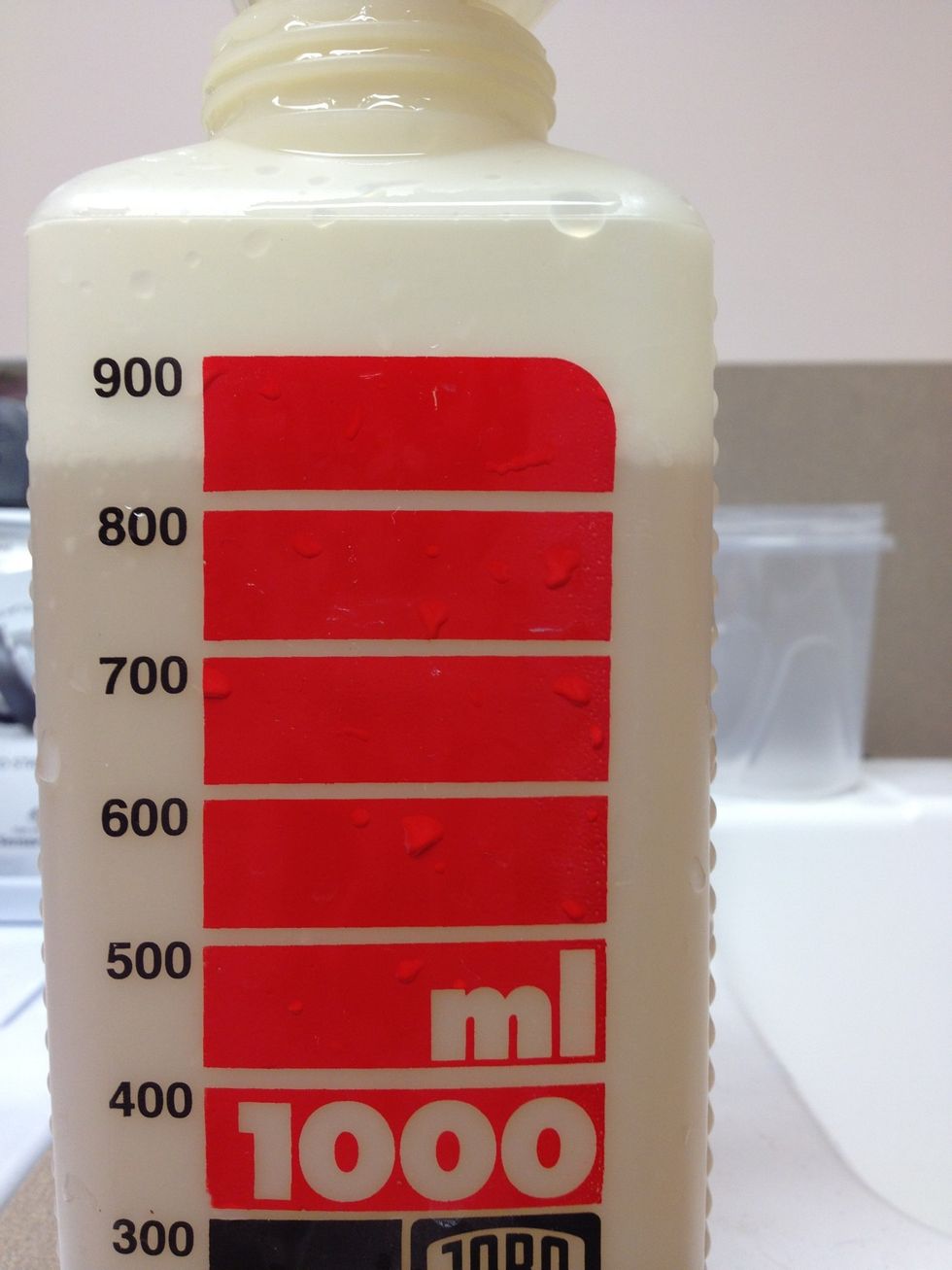 The bottle is filled to just over 800ml after adding the developer.