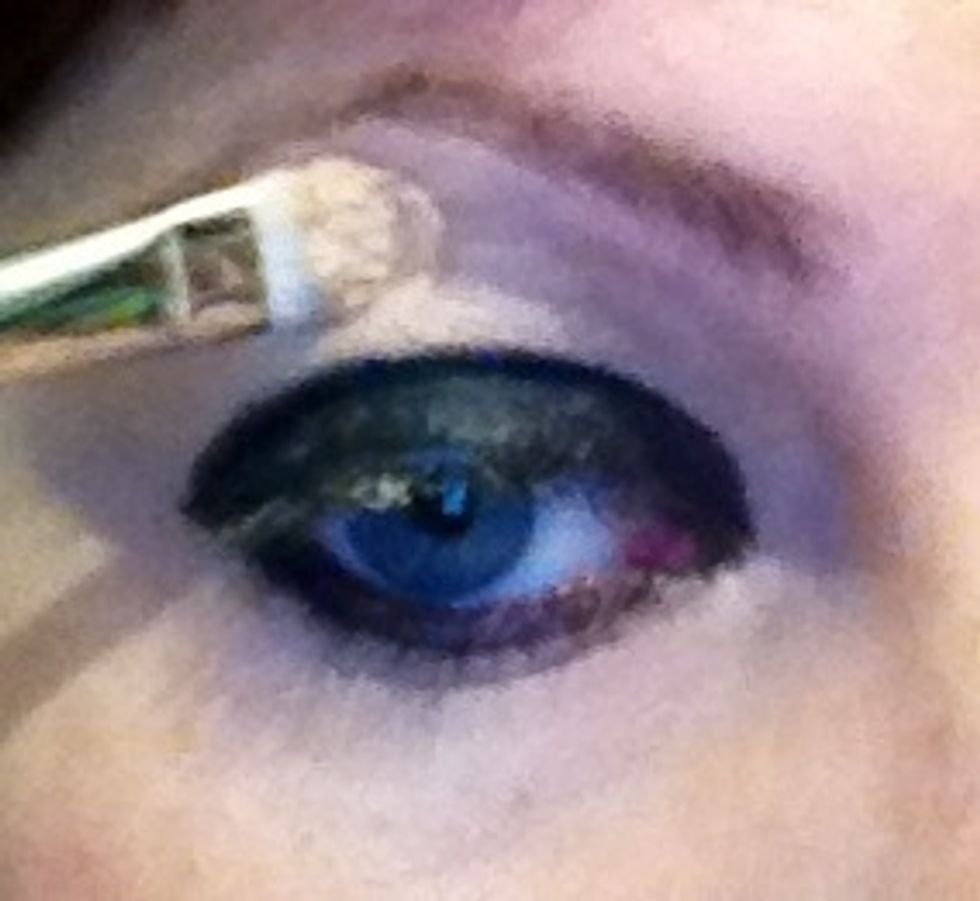 The brow bone to the black liner add a Matt flesh coloured face powder.