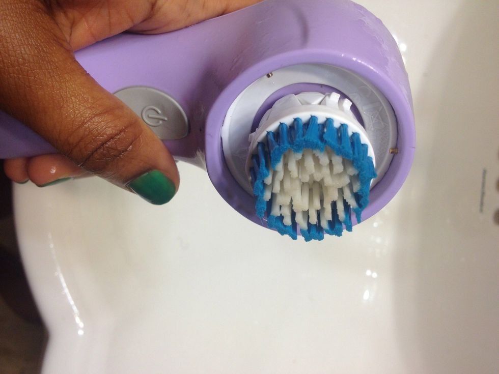 The brush head is now re-attached. Wet it and apply your favorite cleanser, and gently massage it onto your nose and corner of your nose.