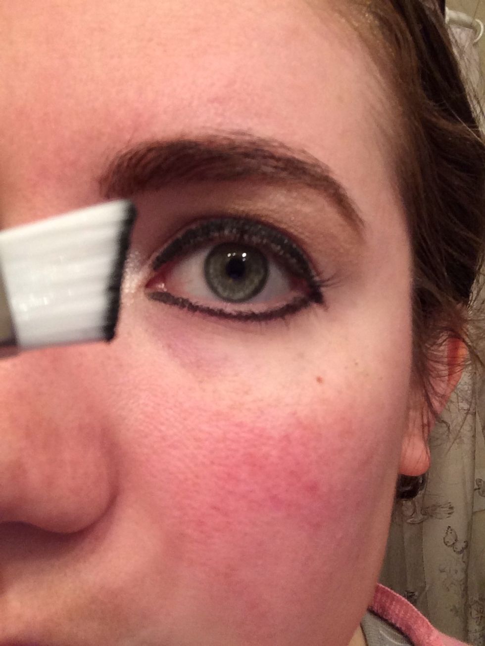 The brush: start from the eyelid and go up ; then brush from the highlighter into the crease toward the outside of your eye. Try to make the heaviest part on the outside.