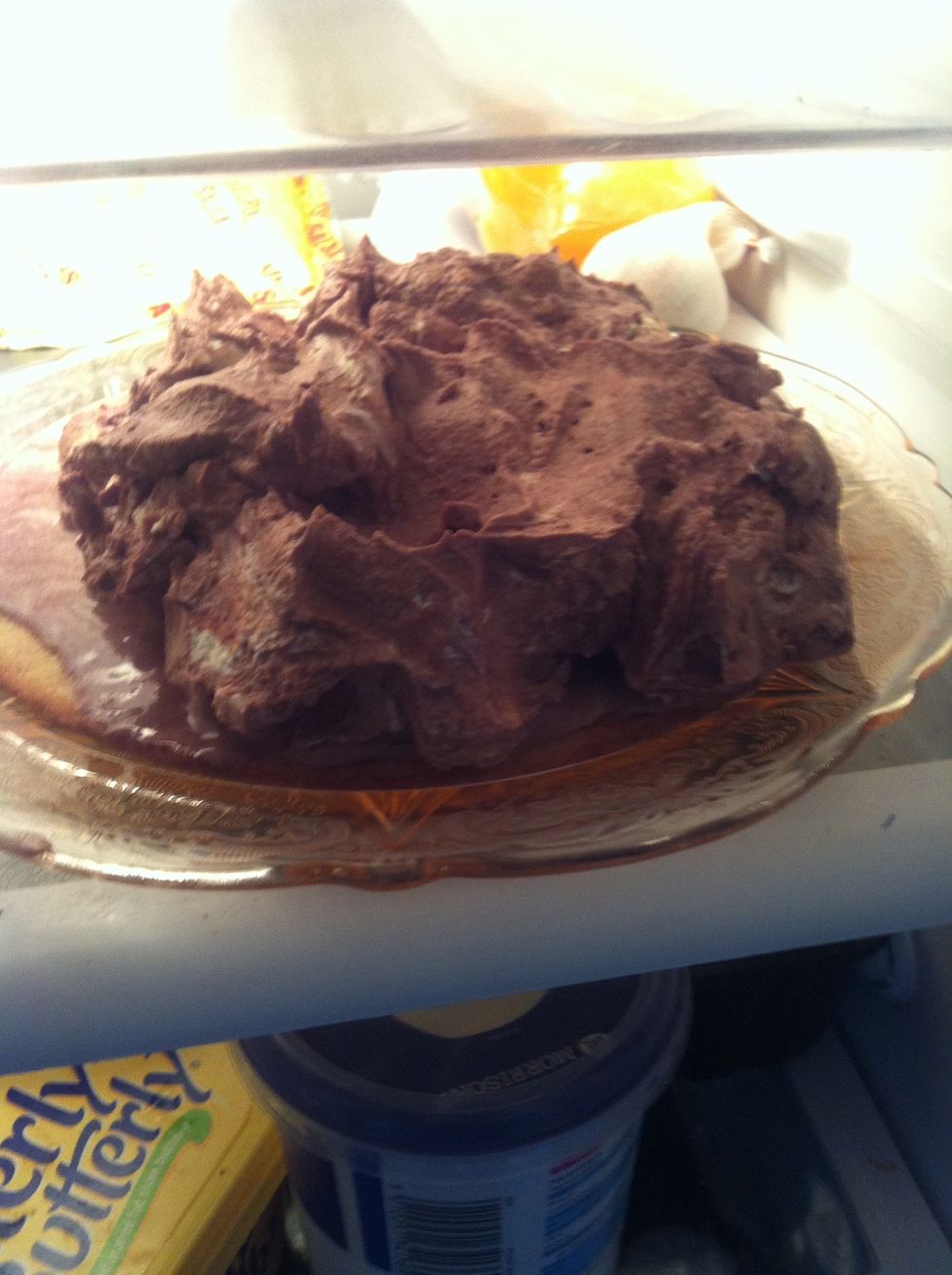 The chocolate is melting on the bottom base here because I didn't allow enough time For the base to cool. Add the filling to the base and cool for 5 minutes.