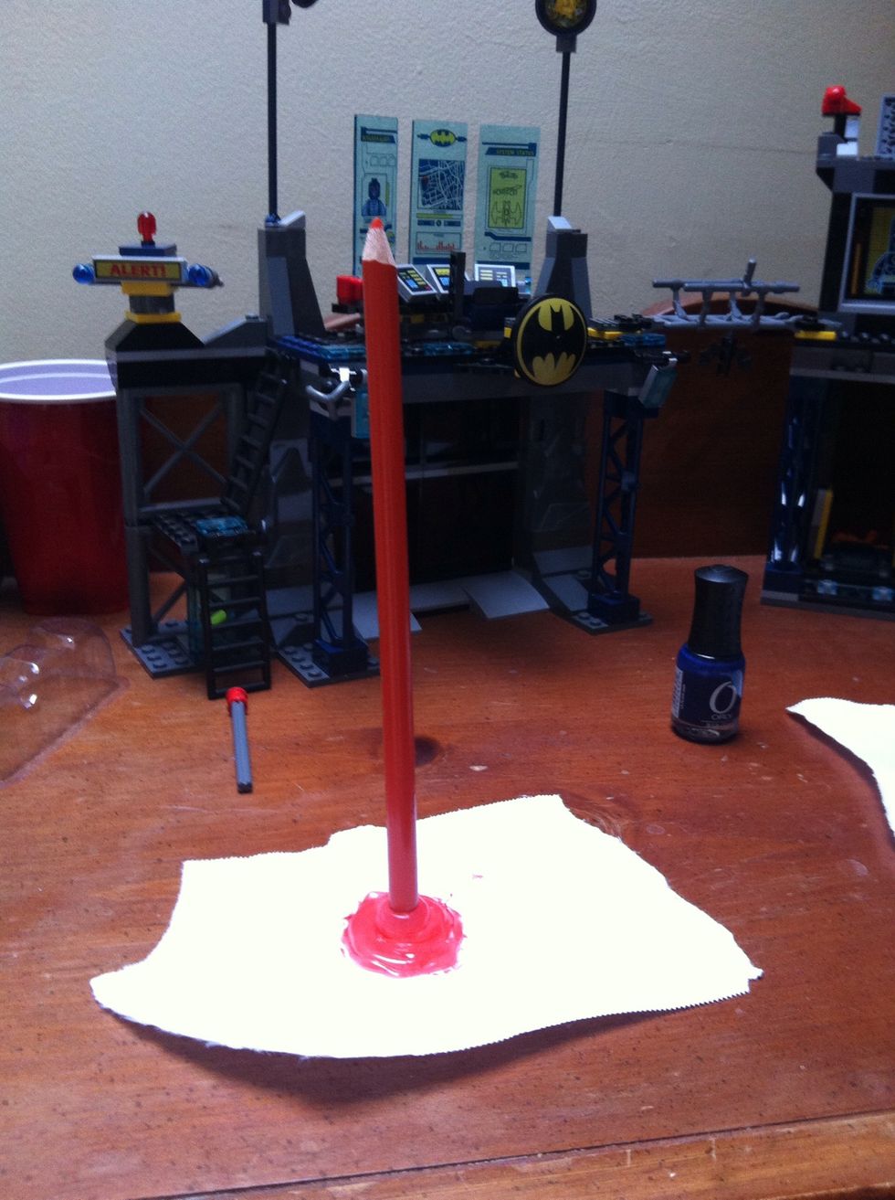 The colors don't really match, but you can see how the melting effect works:) when the nail polish dries, you can cut off the excess paper to have your pencil topper to amaze your friends!