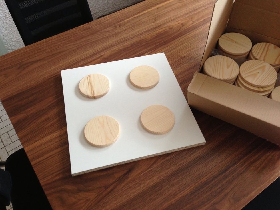 The concept is easy: Attach the coasters to the doors ...