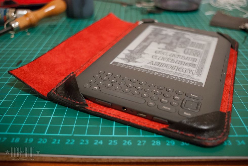 The corners are now also in place and you can stretch them nicely to make the kindle fit