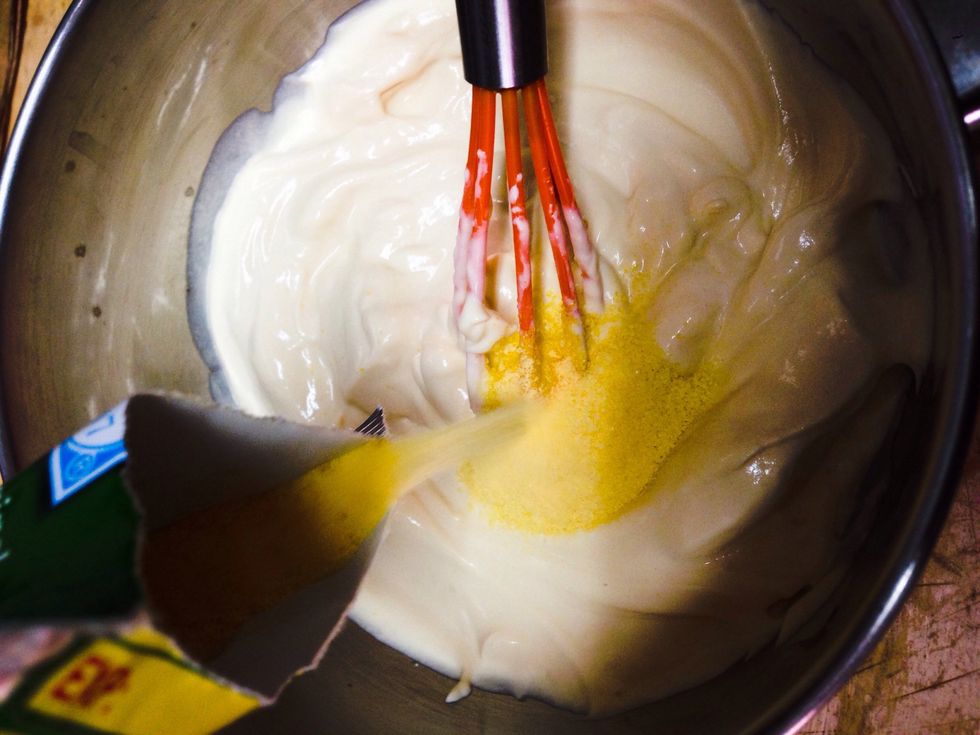 The cream caramel powder.