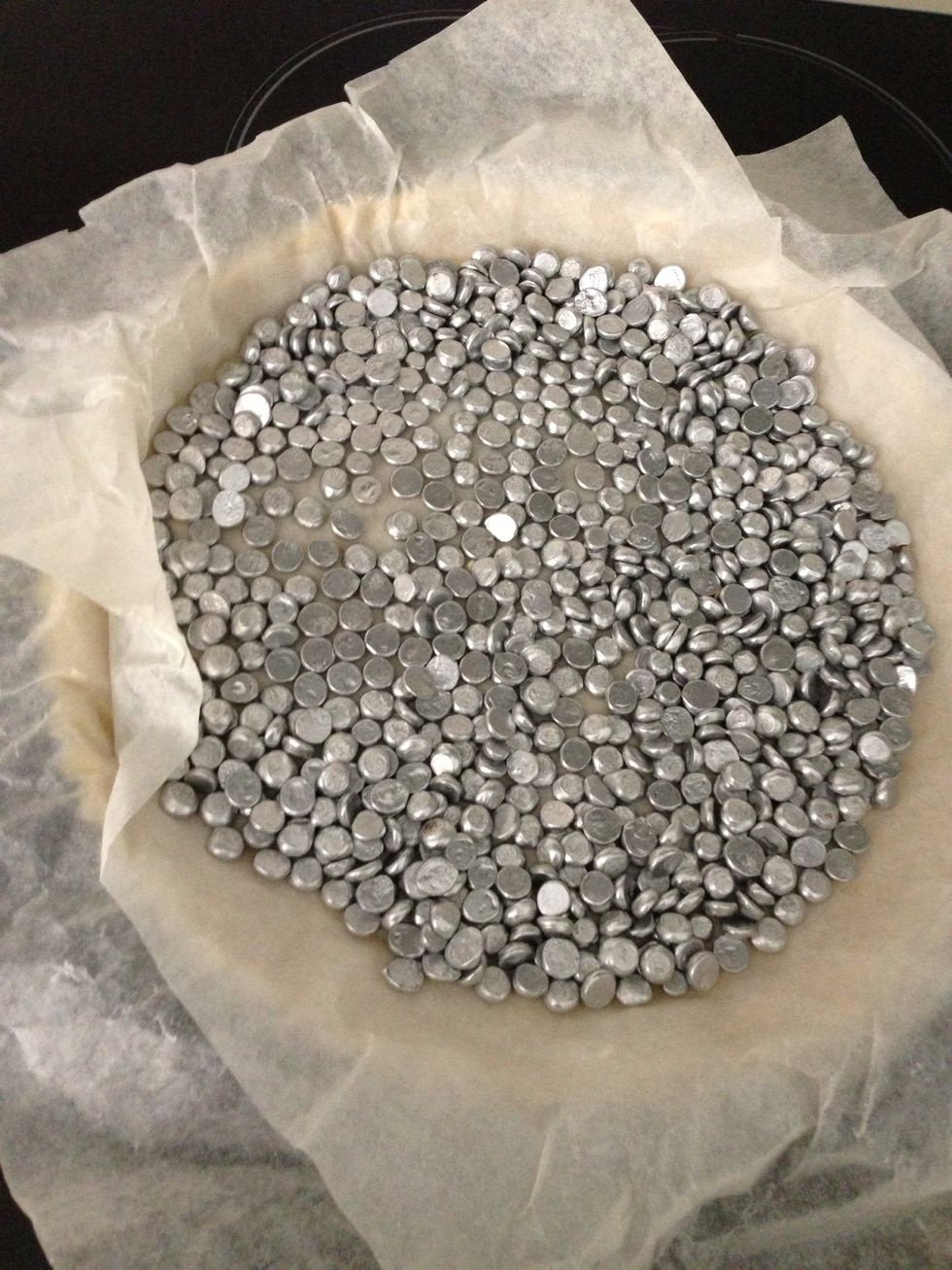 The crust in the mould. Cover with parchment paper and put the pebbles. You could use beans or??? And Bake in a preheated oven 190C