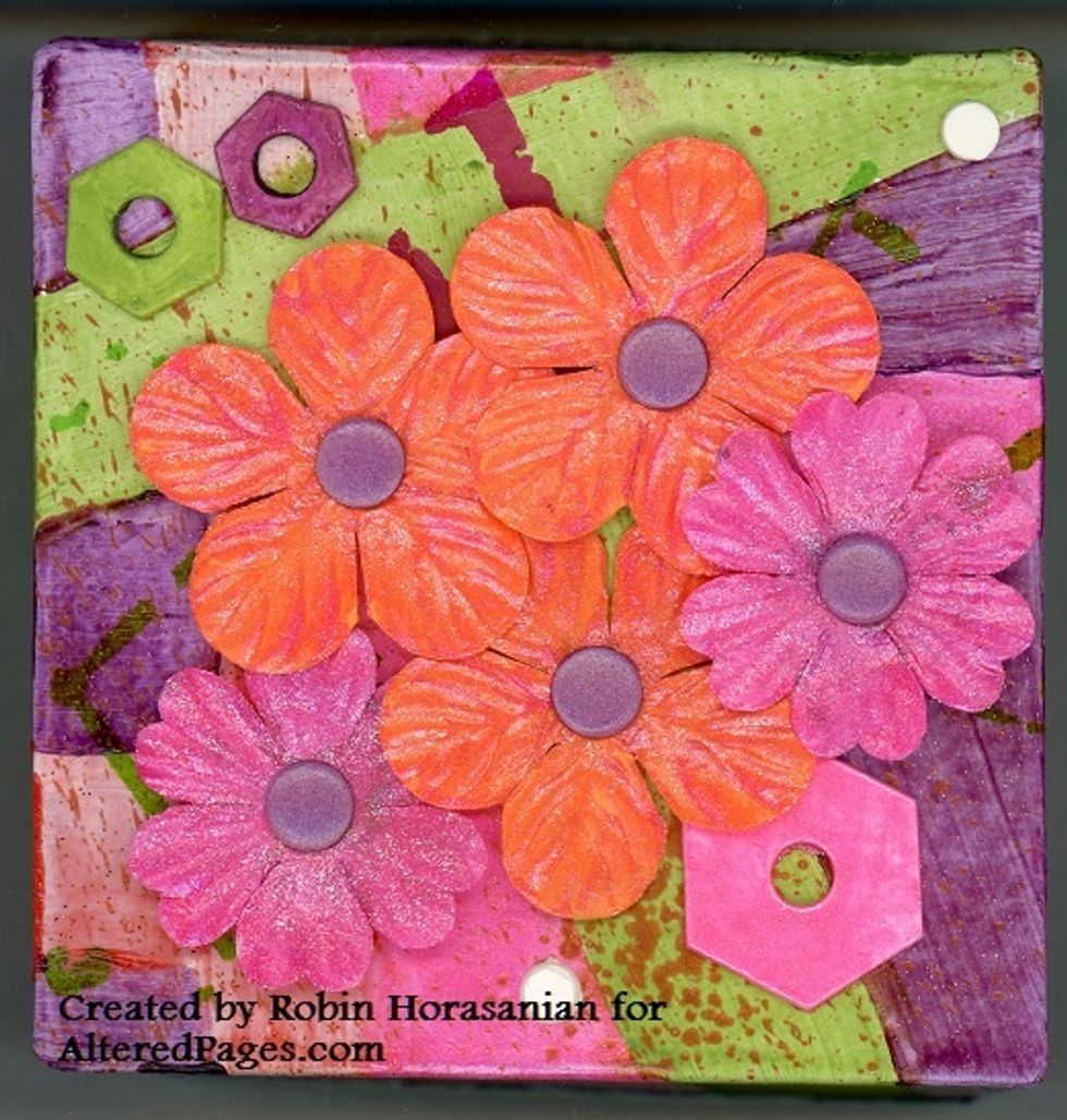 The Crystal Lacquer used with the mica mixer allows the flowers to retain their shape when the petals are bent upwards.